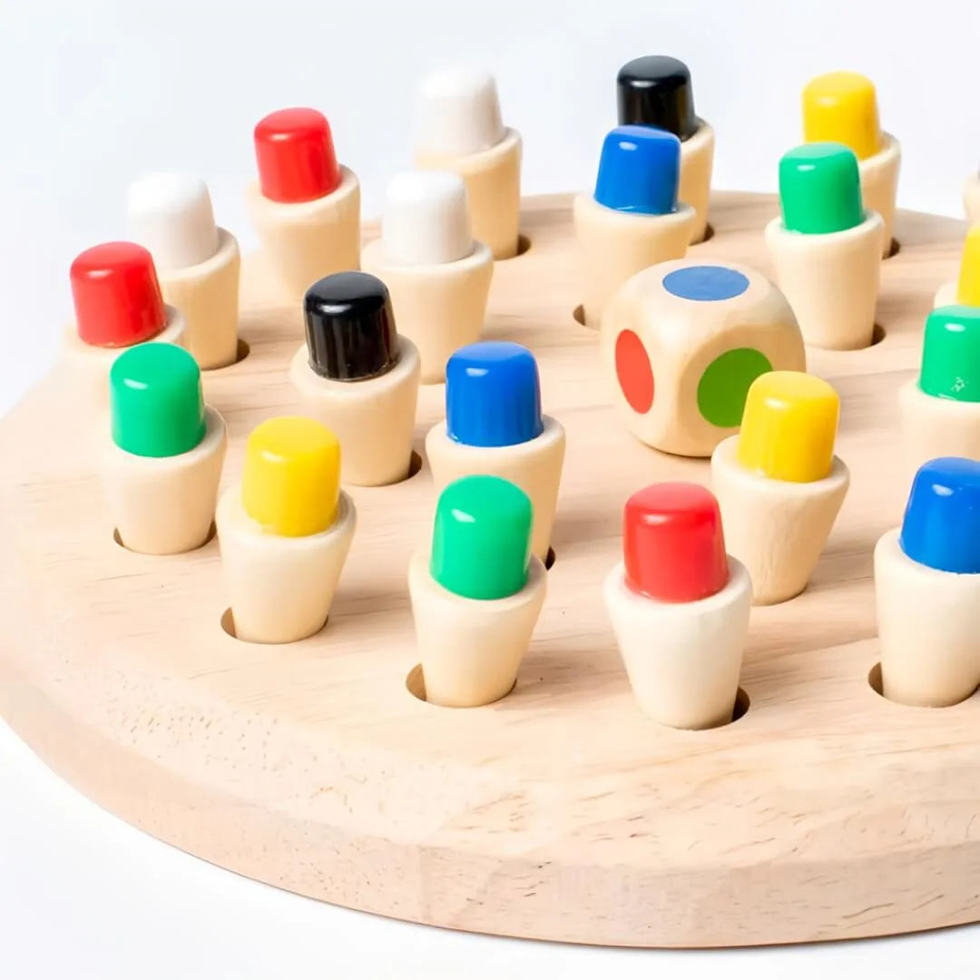 Montessori Farb-Merkspiel „MerkHeld“ aus Holz mit bunten Steckfiguren und Farbwürfel – fördert Gedächtnis, Farberkennung und Konzentration für Kinder, Erwachsene und Senioren.