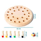 Maße des Montessori Merkspiels „MerkHeld“ aus Holz: Spielbrett 16 cm Ø, Spielfiguren 3,5 cm, Farbwürfel 1,8 cm – ideales Lernspiel zur Förderung von Konzentration und Gedächtnis für Kinder und Erwachsene.