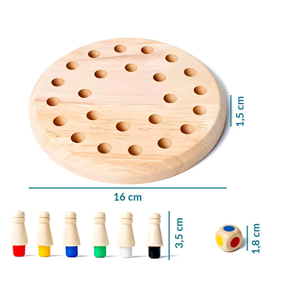 Maße des Montessori Merkspiels „MerkHeld“ aus Holz: Spielbrett 16 cm Ø, Spielfiguren 3,5 cm, Farbwürfel 1,8 cm – ideales Lernspiel zur Förderung von Konzentration und Gedächtnis für Kinder und Erwachsene.