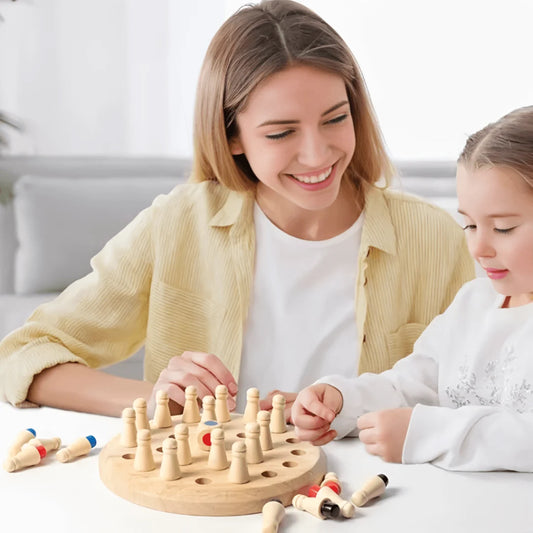 Montessori Merkspiel aus Holz: Mutter und Kind spielen gemeinsam mit dem pädagogischen Spiel „MerkHeld“ zur Förderung von Konzentration und Gedächtnis.